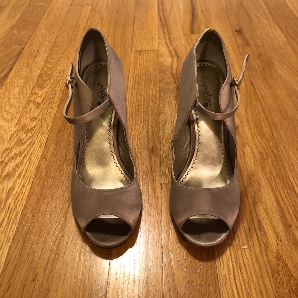 BP Platinum Vintage style Satin Heels sz 10